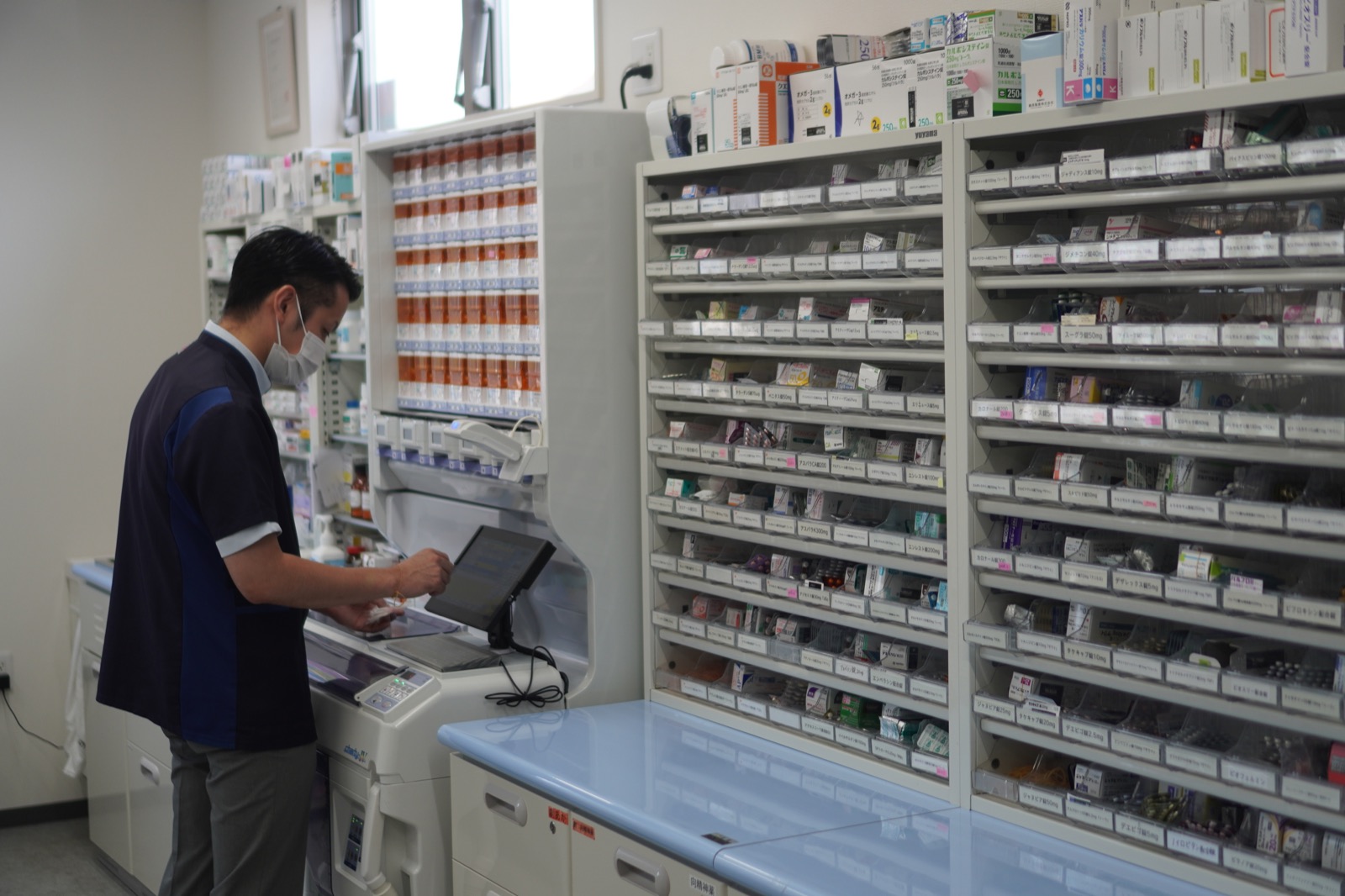 処方内容を確認しながら調剤する薬剤師