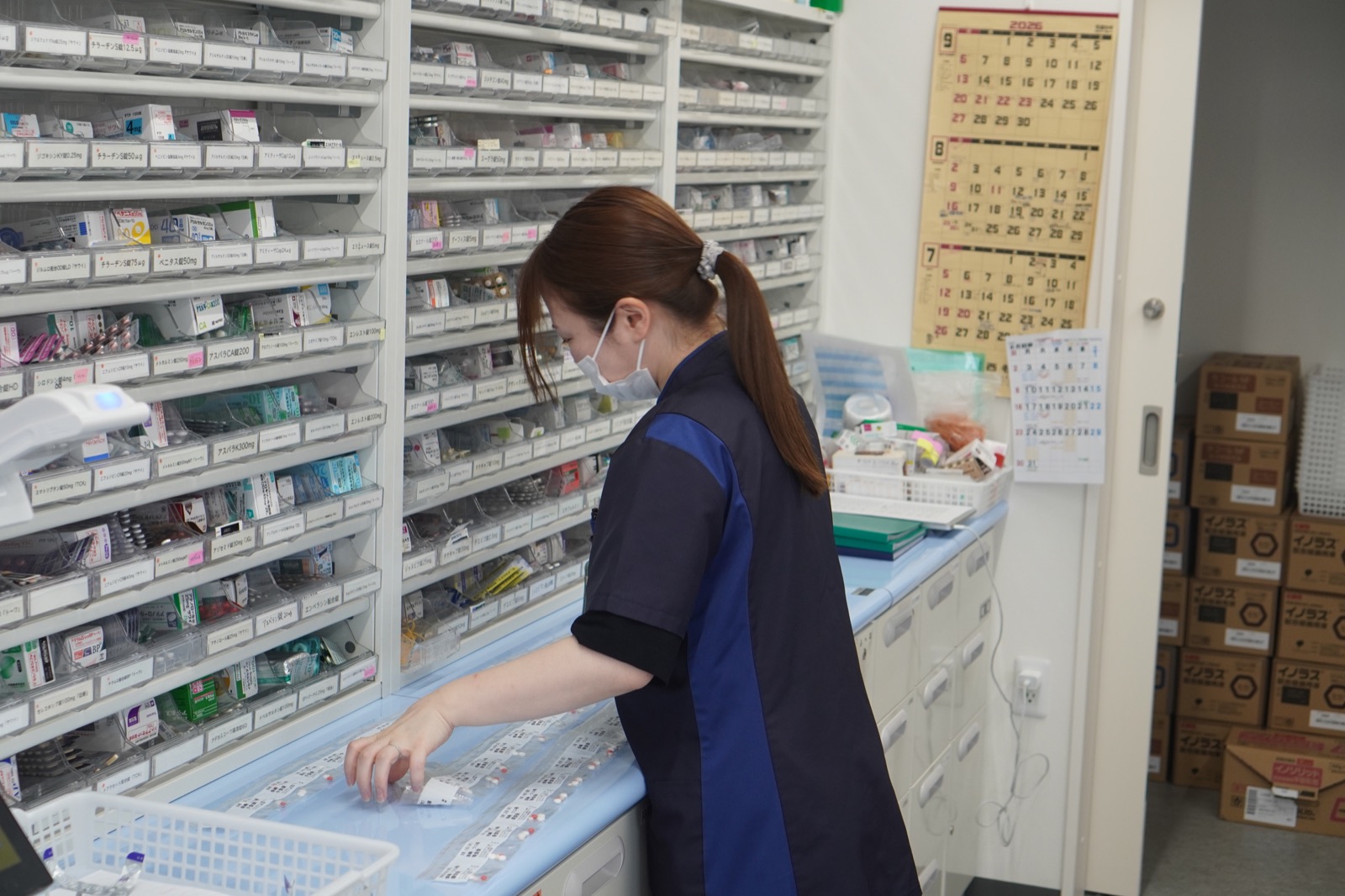 在宅医療で届けるお薬を準備するスタッフ