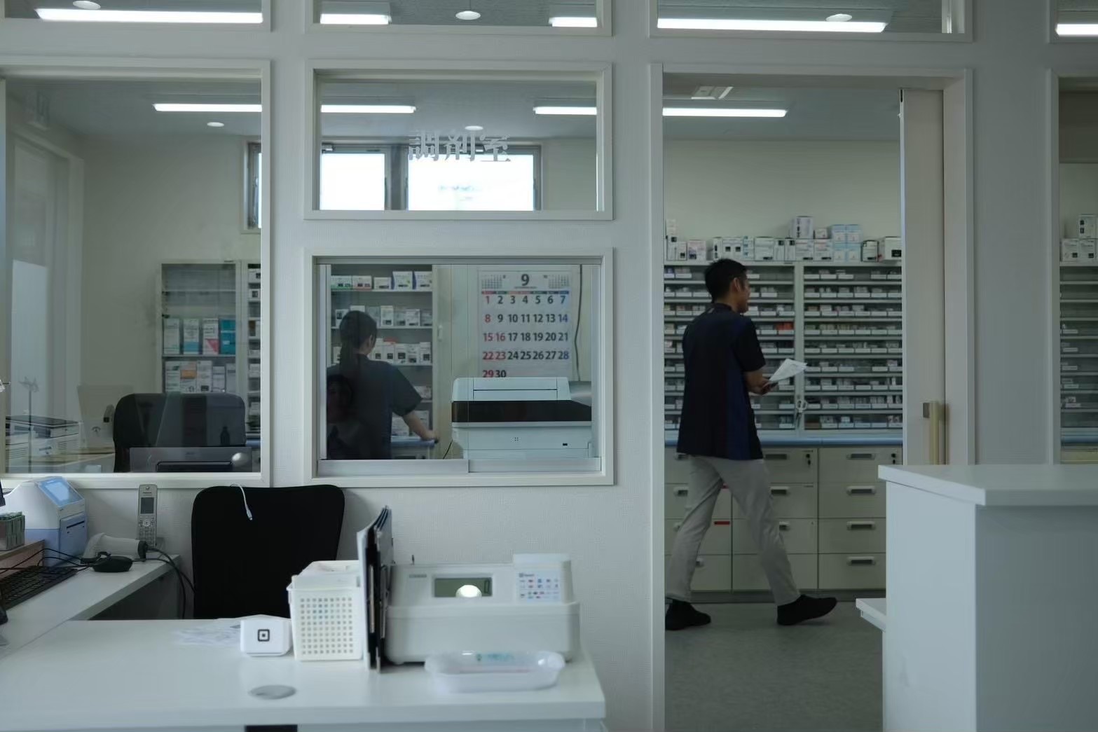 えがお薬局の調剤室で働くスタッフ